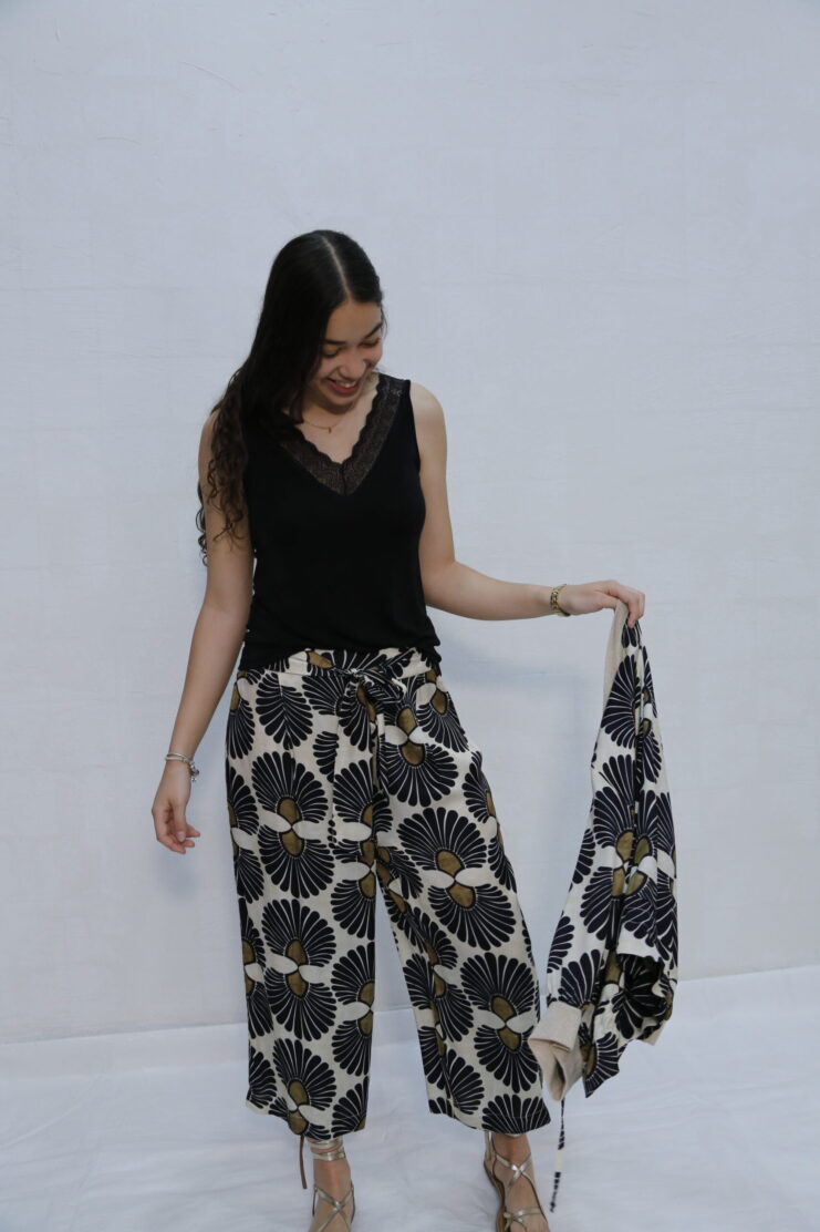 Bomber Savanna Negra. Color de Moda.