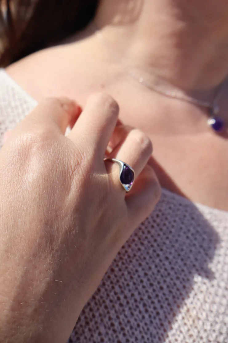 Anillo de Amatista Gota Pequeño en Plata de Ley 925