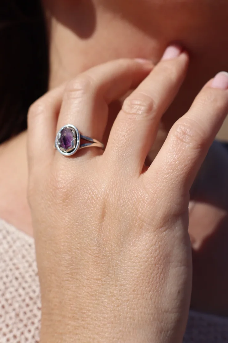 Anillo Amatista en Bruto Óvalo Pequeño en Plata de Ley 925