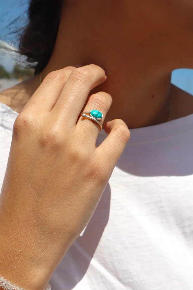 Anillo Turquesa Óvalo Pequeño Abierto Facetado en Plata de Ley 925